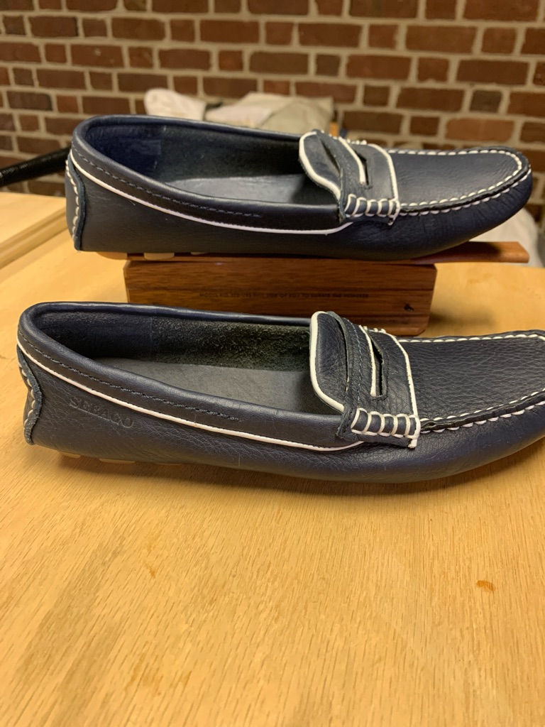 Sebago Navy Leather Driving Loafers With White Stitching. Women’s 7.5.